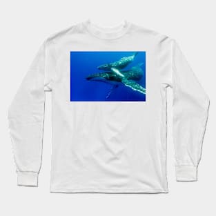 Humpback whale mother and calf (C035/6060) Long Sleeve T-Shirt